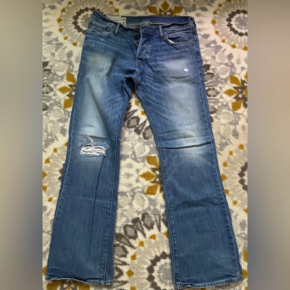 Men Abercrombie & Fitch white wash distressed low rise slim boot jeans